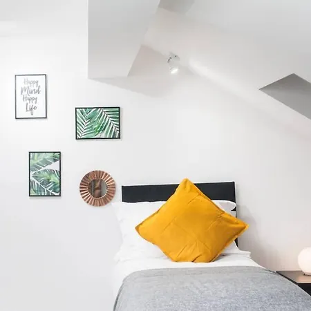 Large, High Quality House Sleeps 10 - Mycityhaven