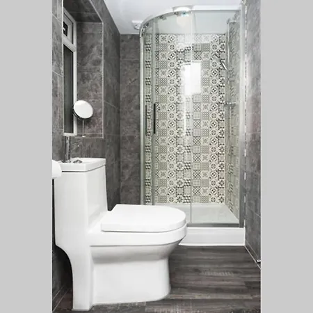 Large, High Quality House Sleeps 10 - Mycityhaven *