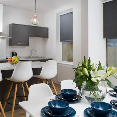 Semesterbostad Large, High Quality House Sleeps 10 - Mycityhaven