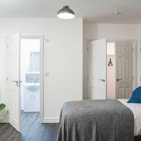 Large, High Quality House Sleeps 10 - Mycityhaven