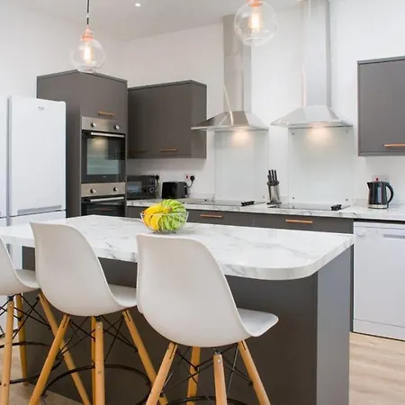 Large, High Quality House Sleeps 10 - Mycityhaven Semesterbostad Bristol