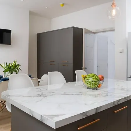 Large, High Quality House Sleeps 10 - Mycityhaven *