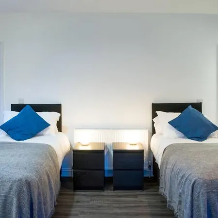 Large, High Quality House Sleeps 10 - Mycityhaven Semesterbostad *